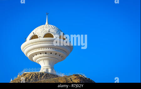 Giant incenso bruciatore un monumento nel parco Riyam, Muscat Oman con un cielo azzurro come sfondo. Foto Stock