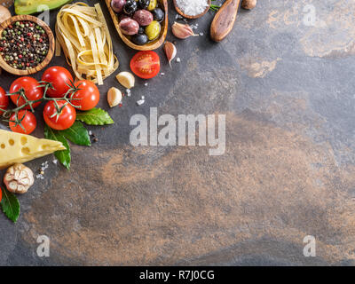 Pasta, spezie e verdure. Popolari del Mediterraneo italiano o ingredienti alimentari. Vista dall'alto. Foto Stock