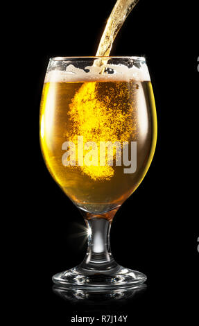 Birra di processo di colata. Il riempimento di una tazza con una birra su sfondo bianco. Foto Stock