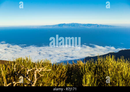 Vista dalle montagne dell'isola di Tenerife per l'isola di La Gomera Foto Stock