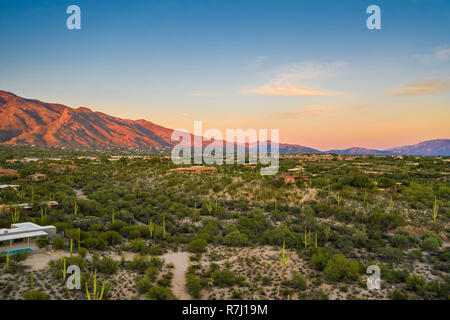 Crepuscolo sopra sobborgo di Tucson Foto Stock