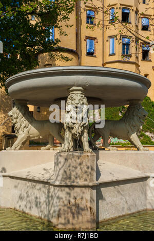 Grande vista ravvicinata della famosa Fontana leone presso il Giardino del Re di Castello di Hohenschwangau in Baviera. Quattro statue di Lion come waterspouts sono... Foto Stock