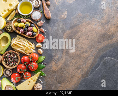 Pasta, spezie e verdure. Popolari del Mediterraneo italiano o ingredienti alimentari. Vista dall'alto. Foto Stock