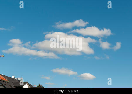 Cumulus formazioni di nubi con cielo blu sullo sfondo. Fotografato in Baviera, Germania Foto Stock