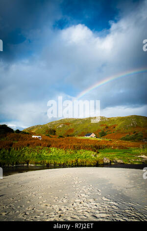 Rainbow su sabbia e rurale scena vicino Arisaig e Morar spiagge, Scozia Foto Stock