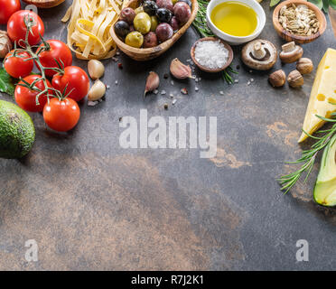 Pasta, spezie e verdure. Popolari del Mediterraneo italiano o ingredienti alimentari. Vista dall'alto. Foto Stock