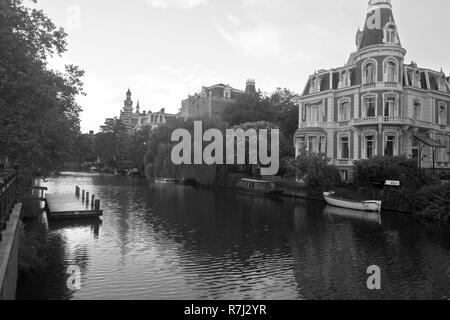 Canal e il ponte. Paesaggio urbano di Amsterdam in bianco e nero Foto Stock