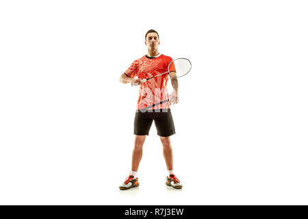 Giovane giocatore di badminton in piedi su bianco di sfondo per studio. Montare atleta maschio Foto Stock