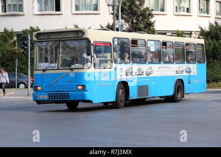 NOVI SAD SERBIA - 14 agosto: la gente ride Volvo bus su agosto 14, 2012 a Novi Sad Serbia. Volvo venduto 10,678 autobus nel 2012. La società vende autobus ho Foto Stock