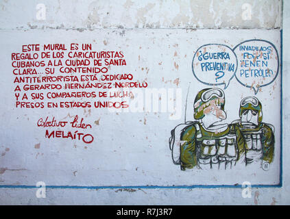 SANTA CLARA, CUBA - febbraio 22: carta murale con la propaganda anti americana Il 22 febbraio 2011 in Sancti Spiritus, Cuba. Anti-American è un atteggiamento pro Foto Stock