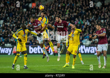 Londra, Inghilterra - 08 dicembre: Cheikhou Kouyaté, James Tomkins e Jordan Ayew del Crystal Palace e Andy Carroll, Issa Diop, Fabian Balbuena del West Ham United jump per la sfera durante il match di Premier League tra il West Ham United e Crystal Palace a Londra Stadium l 8 dicembre 2018 a Londra, Regno Unito. (Foto di MB Media) Foto Stock