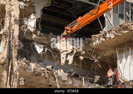 Demolizione in corso dei mitici anni settanta Metal Box Edificio, Reading, Berkshire, più tardi conosciuto come Casa di Energis. Foto Stock