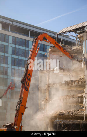 Demolizione in corso dei mitici anni settanta Metal Box Edificio, Reading, Berkshire, più tardi conosciuto come Casa di Energis. Foto Stock