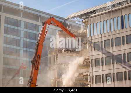 Demolizione in corso dei mitici anni settanta Metal Box Edificio, Reading, Berkshire, più tardi conosciuto come Casa di Energis. Foto Stock