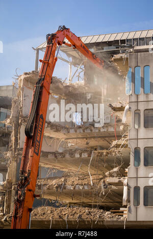 Demolizione in corso dei mitici anni settanta Metal Box Edificio, Reading, Berkshire, più tardi conosciuto come Casa di Energis. Foto Stock