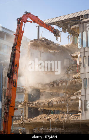 Demolizione in corso dei mitici anni settanta Metal Box Edificio, Reading, Berkshire, più tardi conosciuto come Casa di Energis. Foto Stock