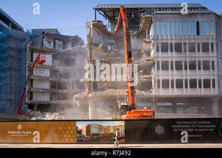 Demolizione in corso dei mitici anni settanta Metal Box Edificio, Reading, Berkshire, più tardi conosciuto come Casa di Energis. Foto Stock