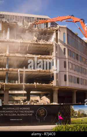 Demolizione in corso dei mitici anni settanta Metal Box Edificio, Reading, Berkshire, più tardi conosciuto come Casa di Energis. Foto Stock