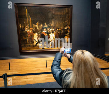 La ronda di notte la pittura di Rembrandt van Rijn presso il Rijksmuseum di Amsterdam, Paesi Bassi Foto Stock