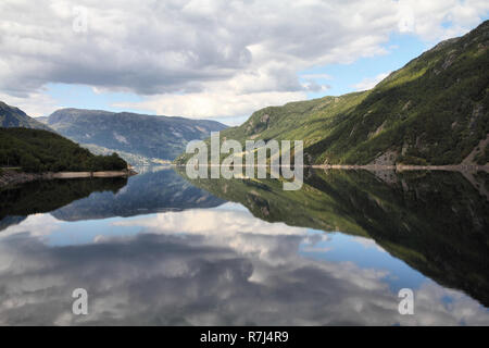 Norvegia, Rogaland county. Bellissima vista del lago Suldalsvatnet. Foto Stock