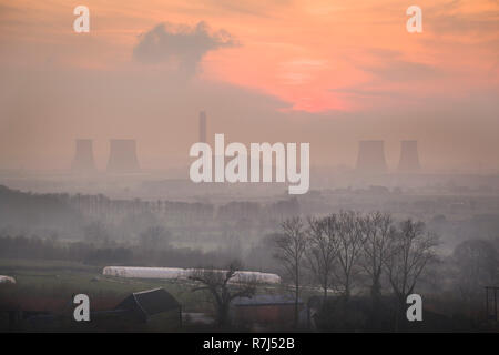 Un'impressionistica vista di Didcot Power Station al tramonto dalla Wittenham Clumps, Oxfordshire, prima che il sud delle torri di raffreddamento sono state demolite Foto Stock