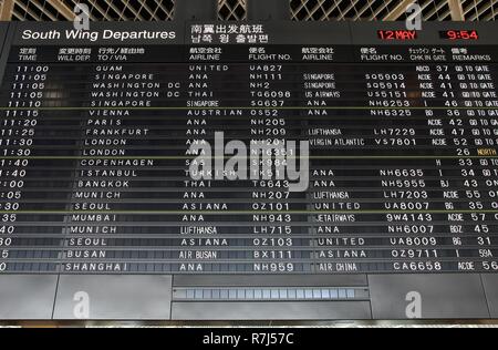 TOKYO - 12 Maggio: partenze di bordo su 12 maggio 2012 all'Aeroporto Internazionale Narita di Tokyo. Narita è il secondo aeroporto più trafficato in Giappone e cinquantesimo indaffarato Foto Stock