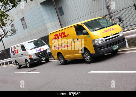 TOKYO - 9 maggio: FedEx e DHL furgoni parcheggiati su Maggio 9, 2012 a Tokyo. FedEx e DHL sono concorrenti diretti in molti mercati e sono tra le 3 più grandi servizi di corriere Foto Stock