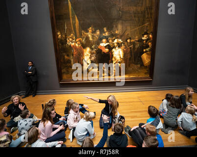 Scolari visitatori presso la guardia notturna dipinto di Rembrandt van Rijn presso il Rijksmuseum di Amsterdam, Paesi Bassi Foto Stock