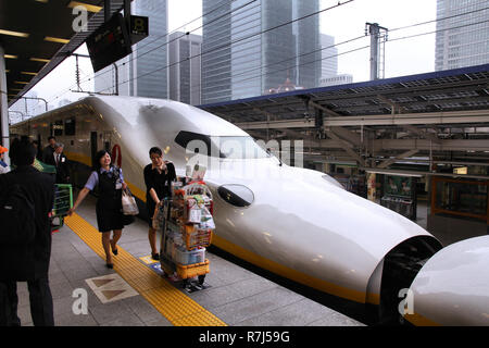 TOKYO - 4 maggio: viaggiatori board Tohoku Shinkansen E4 treno di serie il 4 maggio 2012 alla Stazione di Tokyo. Non ci sono piani per aumentare la velocità di Tohoku Shinkans Foto Stock