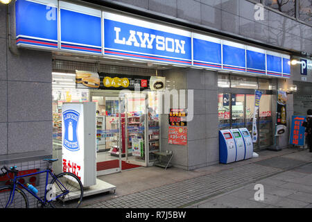 OKAYAMA, Giappone - 22 aprile: clienti visita Lawson Station Store il 22 aprile 2012 a Okayama, Giappone. Lawson è uno del più grande praticità negozio franch Foto Stock