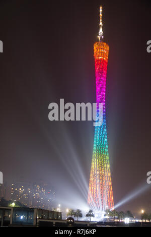 Il cantone di torre, Guangzhou, Cina, di notte. La torre è illuminata in un arcobaleno di colori con più riflettori a base torre. Foto Stock