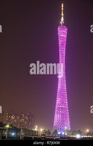 Il cantone di torre, Guangzhou, Cina, di notte. La torre è illuminata in un arcobaleno di colori con più riflettori a base torre. Foto Stock
