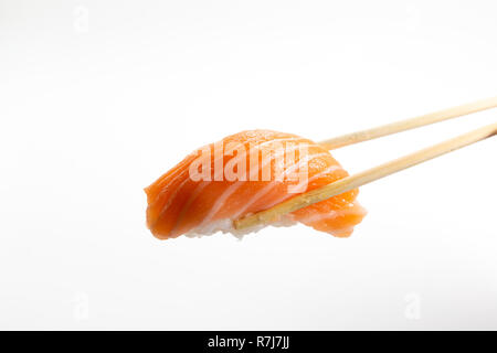 Sushi di salmone sulla piastra whtie su sfondo bianco Foto Stock