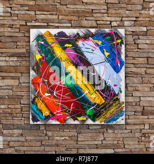 Abstract colorata pittura ad olio, strisce di spazzola e schizzi, dipinta da Attila Hajnal, appesa sul muro di pietra Foto Stock