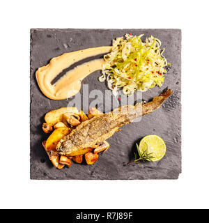 Croccante trota arrosto e insalata con wasabi e salsa tonkatsu e frittelle di patate con tartufo Foto Stock