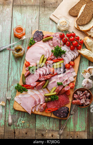 Antipasti con salumi, carne affumicata e salsicce Foto Stock