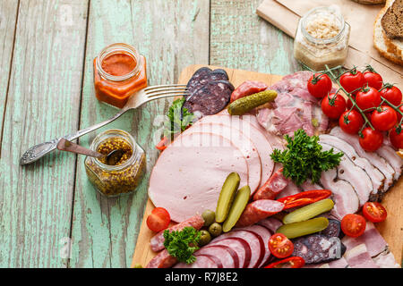 Charcuterie board con salsicce e carne affumicata. Vista dall'alto. Foto Stock