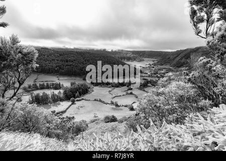 Visualizzazione bianco e nero dei piccoli Alferes Caldera e terreni agricoli. Foto Stock