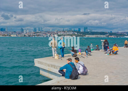 Waterfront dal Bosforo, con viste per la parte europea, Uskudar, Istanbul, Turchia, parte asiatica Foto Stock