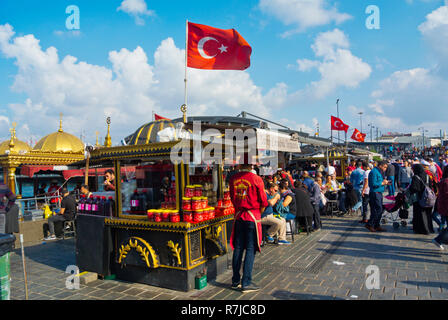 Sandwich di pesce si spegne, a Eminonu waterfront, Fatih, Istanbul, Turchia, Eurasia Foto Stock