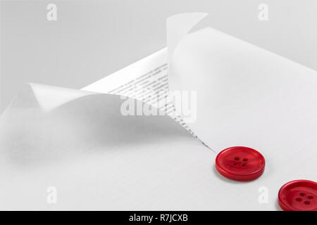 Documento con un foglio di carta bianco con bordi arricciati e pulsanti Foto Stock