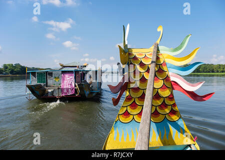Vista da turisti un' imbarcazione con draghi a vela di testa sulla canzone Huong o Fiume Perfume. Hue, Vietnam Asia Foto Stock