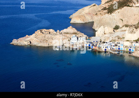 Villaggio di Pescatori Firopotamos sull isola di Milos, Cicladi Grecia. Bello spazio di copia in mare in fondo. Foto Stock