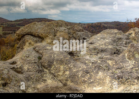 Un enorme roccia del massiccio, parte del fenomeno naturale di funghi di pietra. Foto Stock