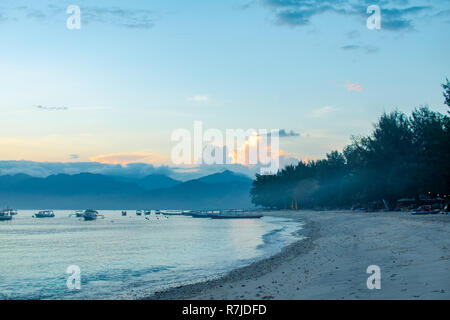 Mattina sulla spiaggia dell'oceano al piede della montagna Foto Stock