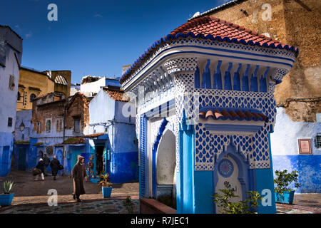 Il Marocco, Chefchaouen, città blu, Medina, Plaza El Hauta square, alimentazione idrica pubblica fontana Foto Stock