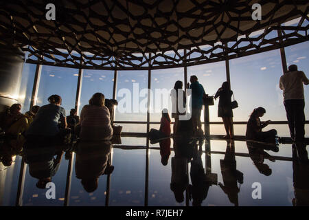 Il turista a godere di vedute panoramiche dal ponte di osservazione del mondo registra azienda Burj Khalia grattacielo a Dubai, Emirati Arabi Uniti. Foto Stock