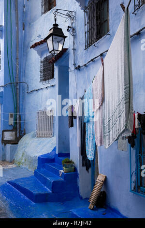 Il Marocco, Chefchaouen, Medina, lavaggio appesa al di fuori della linea blu dipinta house Foto Stock