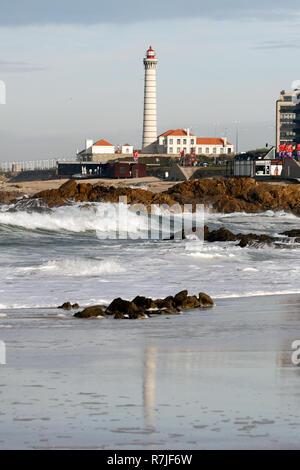 Il faro della Boa Nova, Leca da Palmeira, vicino a Porto, Portogallo, in autunno una mattina di sole. La foto è stata scattata il 20 ottobre 2012. Foto Stock