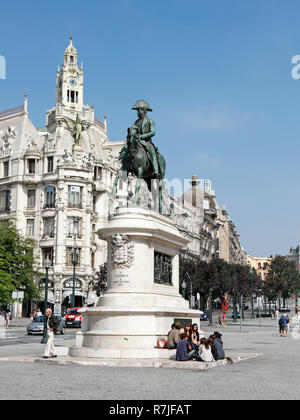 Statua del Re e imperatore Dom Pedro IV su Porto strada principale Avenida dos Alidaos, Oporto, Portogallo. Foto scattata la mattina del 17 settembre 20 Foto Stock
